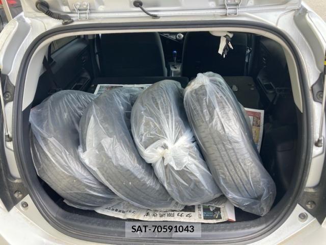 Toyota AQUA 2016-03 7452906-14