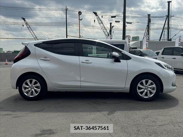 Toyota AQUA 2025-06 7452829-11