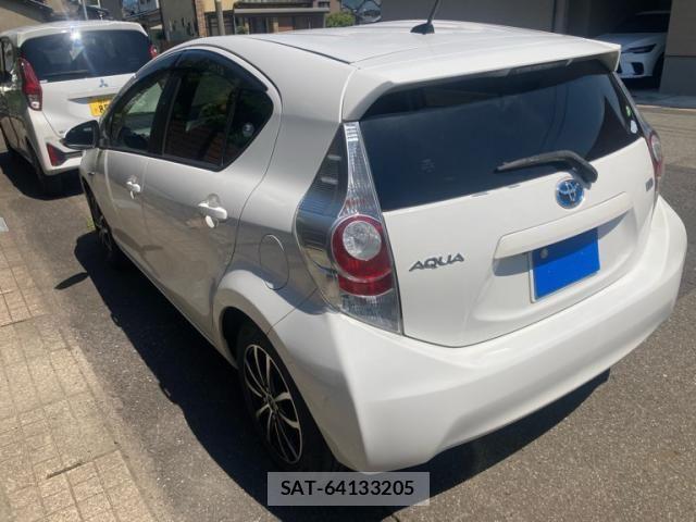 Toyota AQUA 2013-02 7452919-3