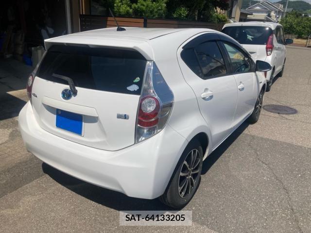 Toyota AQUA 2013-02 7452919-4
