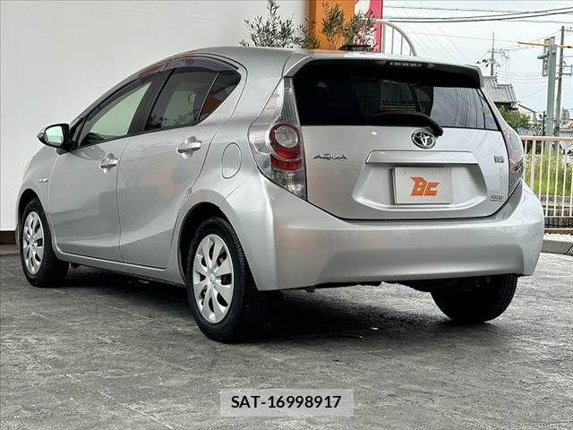 Toyota AQUA 2013-07 7452913-12