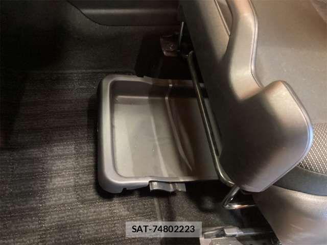 Toyota AQUA 2022-01 7452837-18