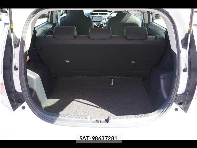 Toyota AQUA 2018-03 7452876-11