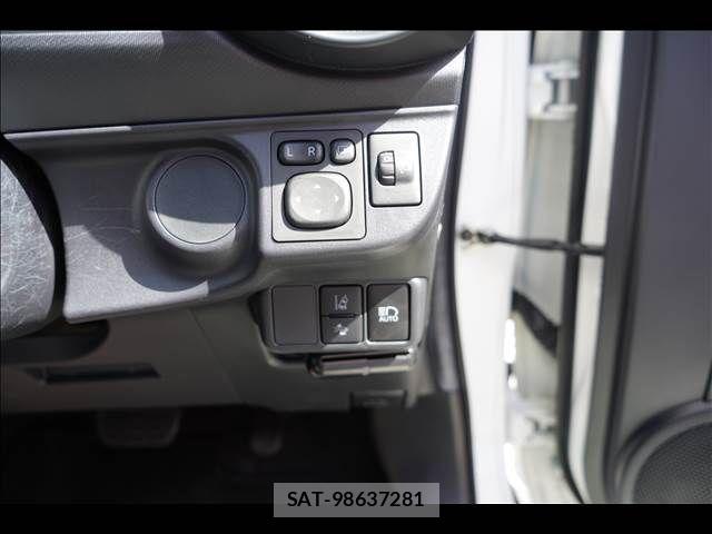 Toyota AQUA 2018-03 7452876-12