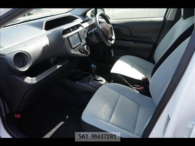 Toyota AQUA 2018-03 7452876-1