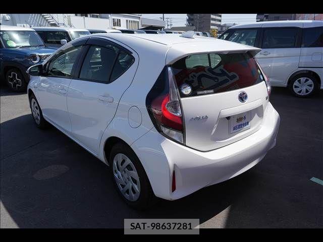 Toyota AQUA 2018-03 7452876-2