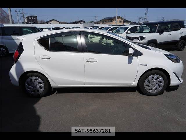 Toyota AQUA 2018-03 7452876-3