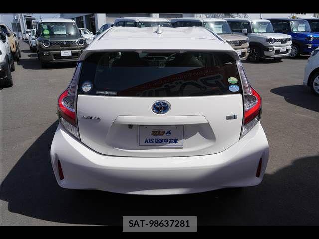 Toyota AQUA 2018-03 7452876-8