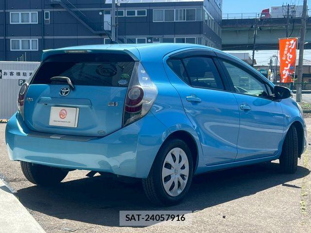 Toyota AQUA 2012-07 7499510-1