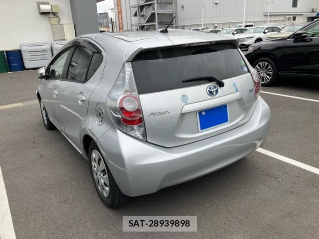 Toyota AQUA 2013-07 7508110-1