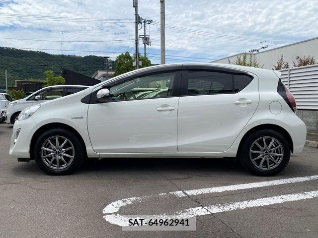 Toyota AQUA 2016-03 7561828-4