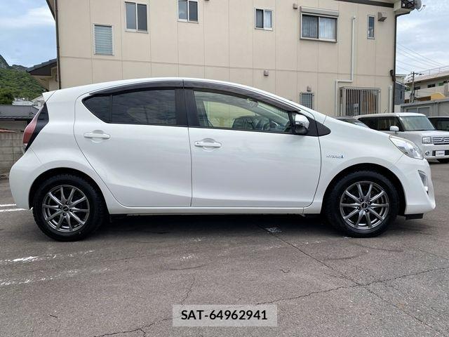 Toyota AQUA 2016-03 7561828-5