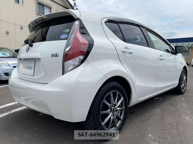 Toyota AQUA 2016-03 7561828-6