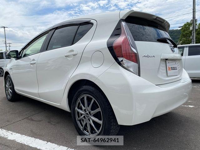 Toyota AQUA 2016-03 7561828-8
