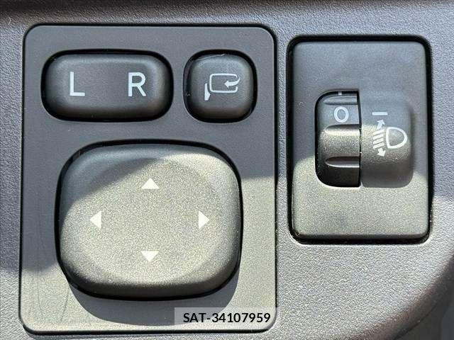 Toyota AQUA 2016-10 7561825-26