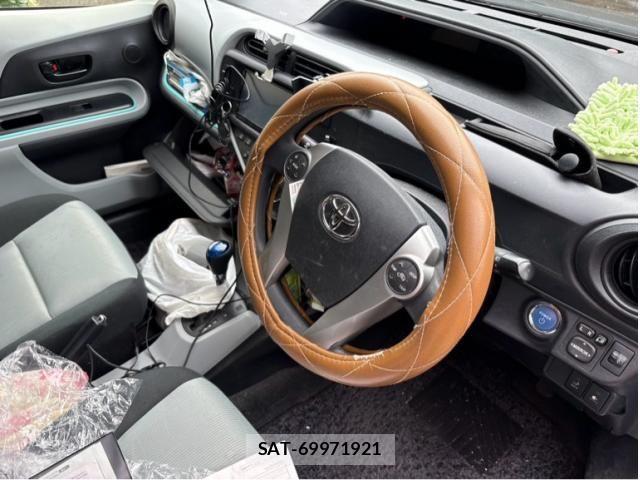 Toyota AQUA 2013-05 7561829-8