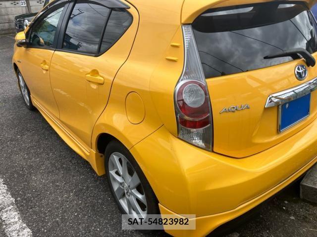 Toyota AQUA 2013-07 7561833-1