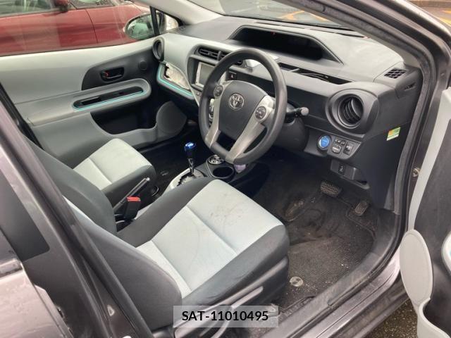 Toyota AQUA 2013-02 7614996-13
