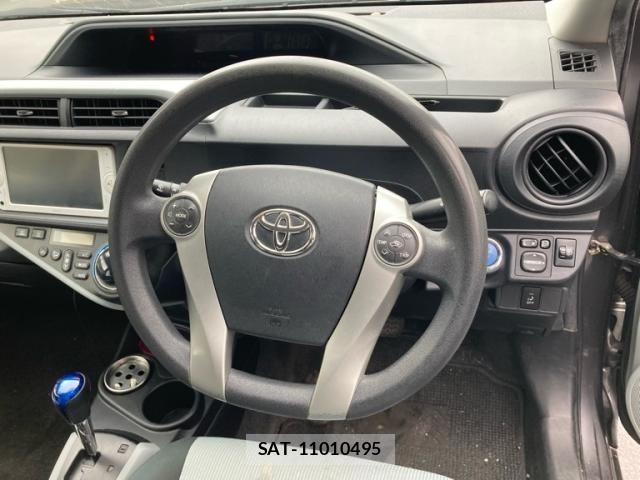 Toyota AQUA 2013-02 7614996-18