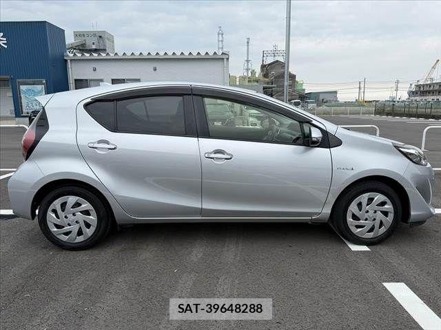 Toyota AQUA 2018-04 7614961-10