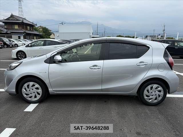 Toyota AQUA 2018-04 7614961-11