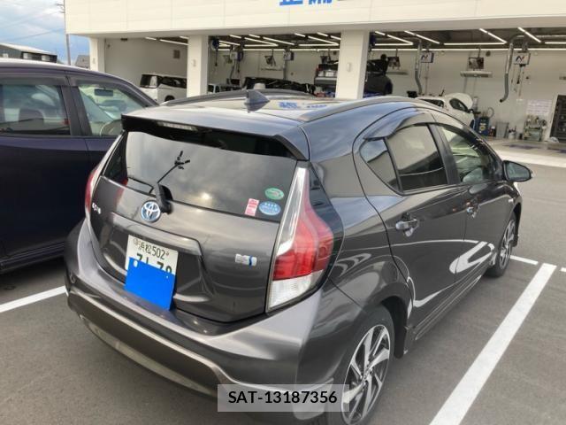 Toyota AQUA 2016-01 7614979-2