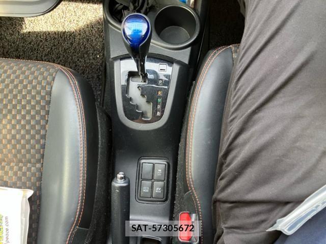 Toyota AQUA 2015-03 7614987-18
