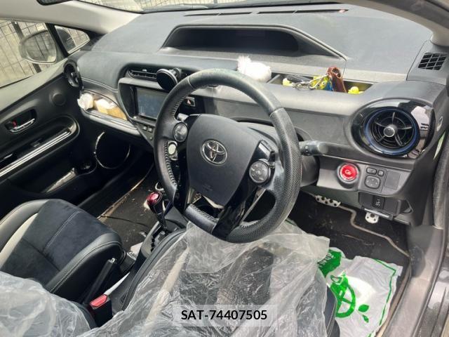 Toyota AQUA 2014-09 7614980-11