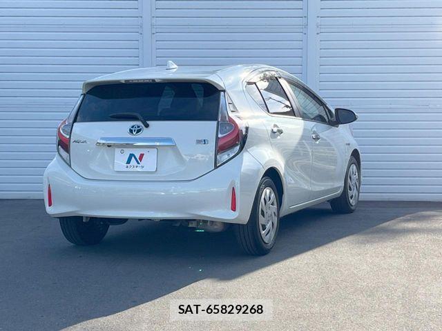 Toyota AQUA 2018-01 7614964-16