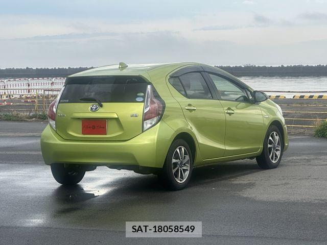 Toyota AQUA 2015-05 7614981-2