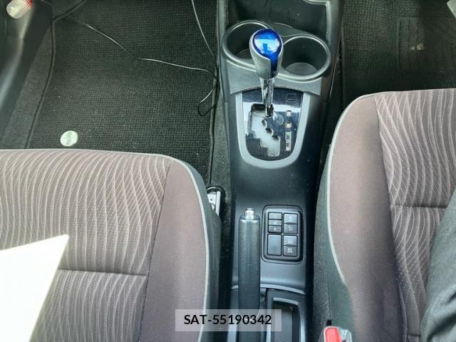 Toyota AQUA 2016-04 7614974-17