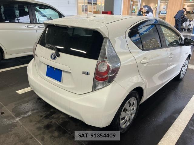 Toyota AQUA 2013-09 7614998-4