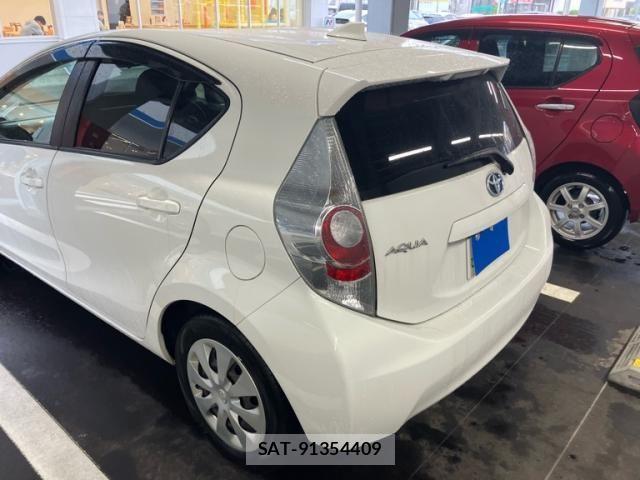 Toyota AQUA 2013-09 7614998-6