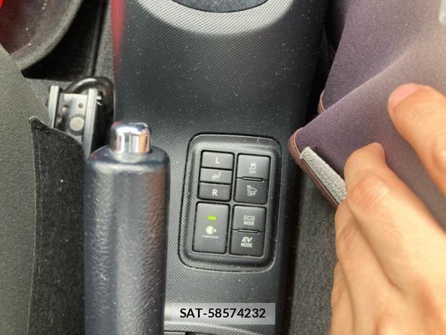 Toyota AQUA 2017-08 7614976-12