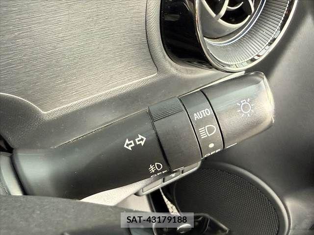 Toyota AQUA 2017-10 7614968-26
