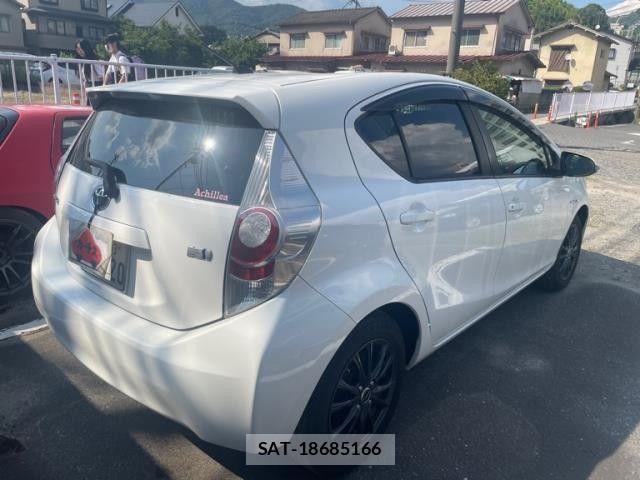 Toyota AQUA 2014-02 7614988-2