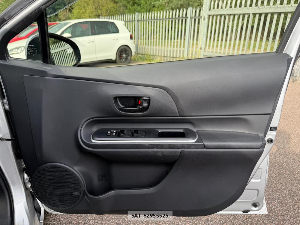 Toyota AQUA 2018-07 1184003-24