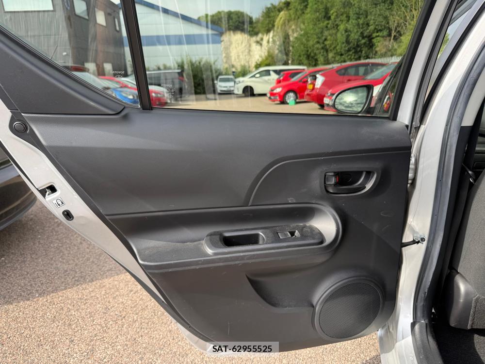 Toyota AQUA 2018-07 1184003-26