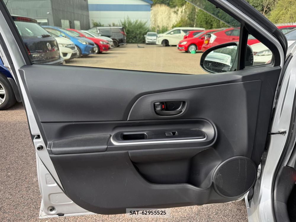 Toyota AQUA 2018-07 1184003-27
