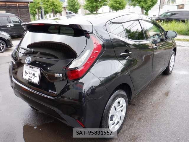 Toyota AQUA 2022-04 7782599-3