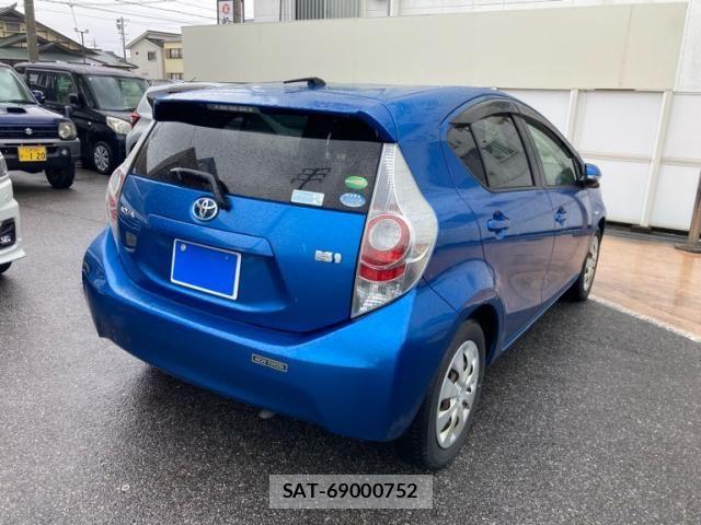 Toyota AQUA 2013-07 7875282-2