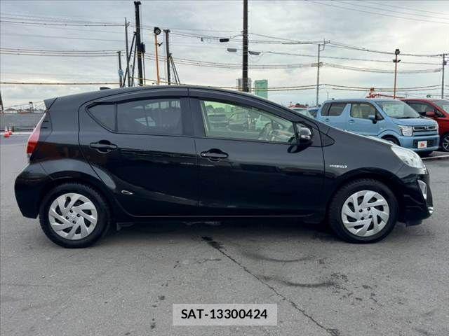 Toyota AQUA 2017-02 7875262-11