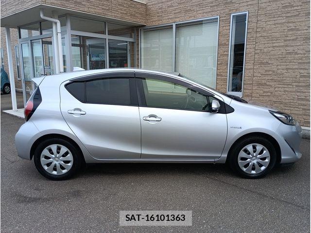 Toyota AQUA 2017-12 7960481-2