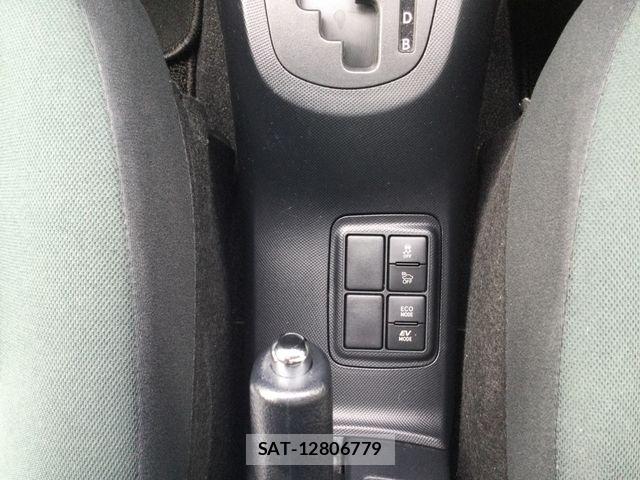 Toyota AQUA 2017-06 7960480-12