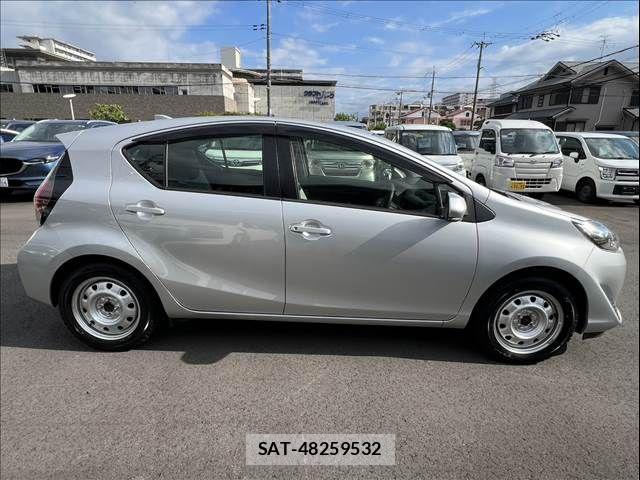Toyota AQUA 2021-04 7978479-5