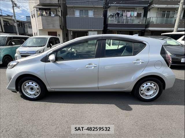 Toyota AQUA 2021-04 7978479-6