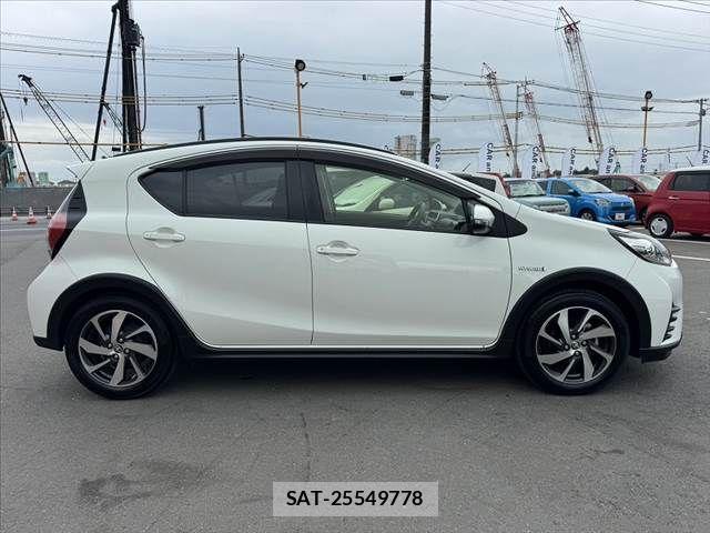Toyota AQUA 2017-09 7978470-11