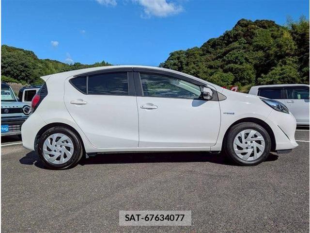 Toyota AQUA 2019-06 7978484-9