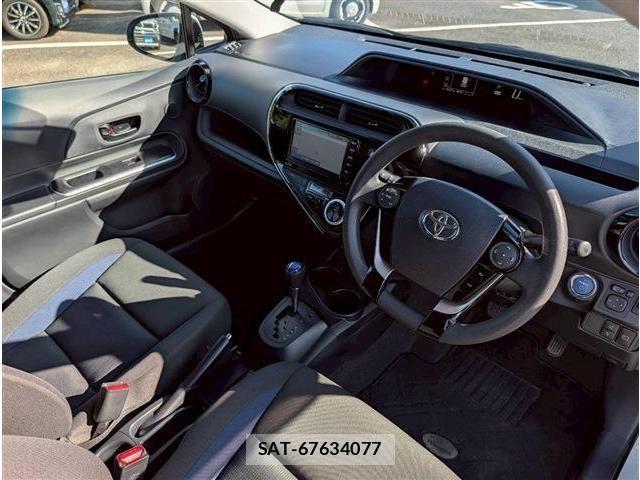 Toyota AQUA 2019-06 7978484-12