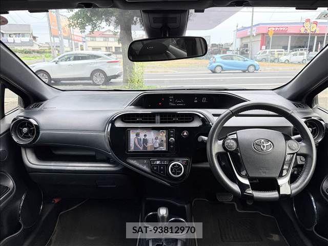 Toyota AQUA 2018-08 8034378-1